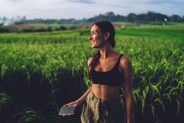 What Are the Best Crop Top Styles to Wear with High-Rise Jeans for a Casual Friday?